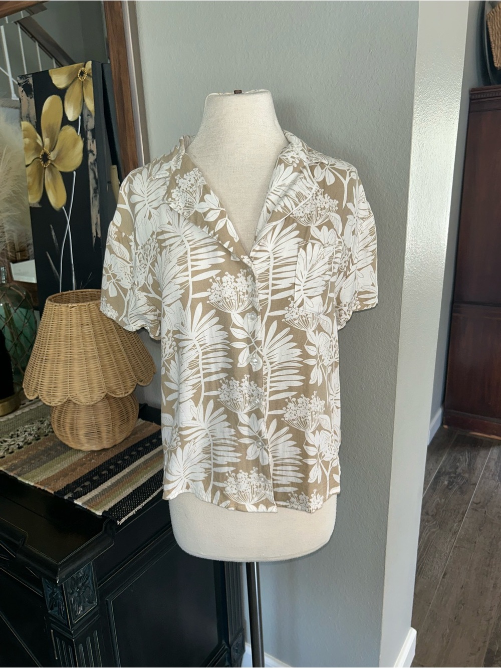Full Tilt White and Beige Floral Button Down